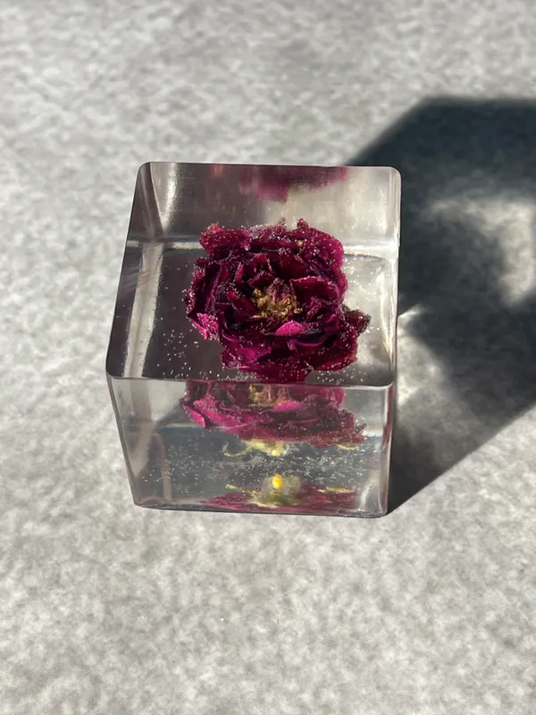 Red_Resin_Cube_Rose_Paperweight_38_MM_Small