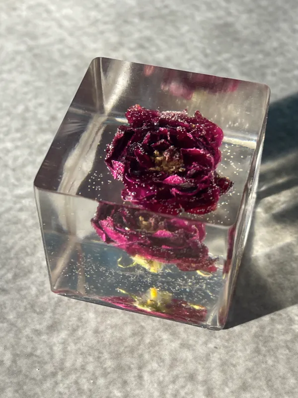 Red_Resin_Cube_Rose_Paperweight_38_MM_Small