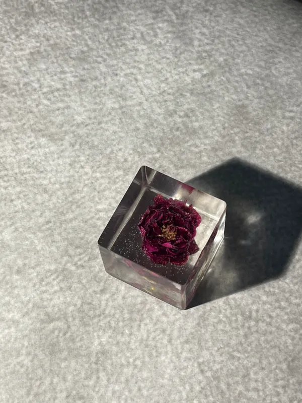 Red_Resin_Cube_Rose_Paperweight_38_MM_Small
