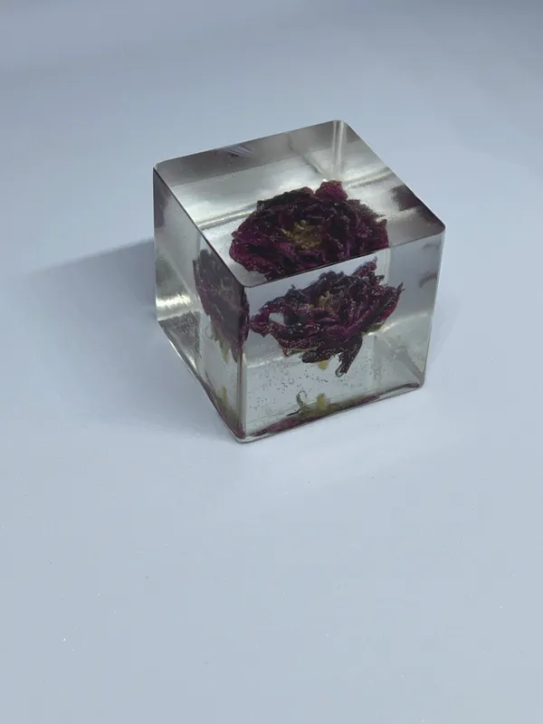 Red_Resin_Cube_Rose_Paperweight_38_MM_Small
