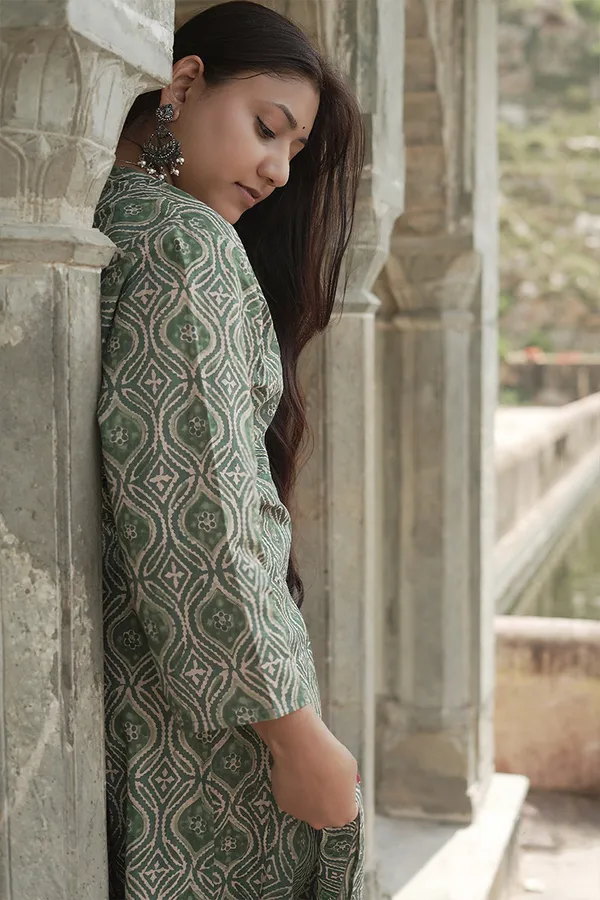 Mehendi_Green_Cotton_Premium_&_Elegant_Kurta_&_Pant_Set_For_Women