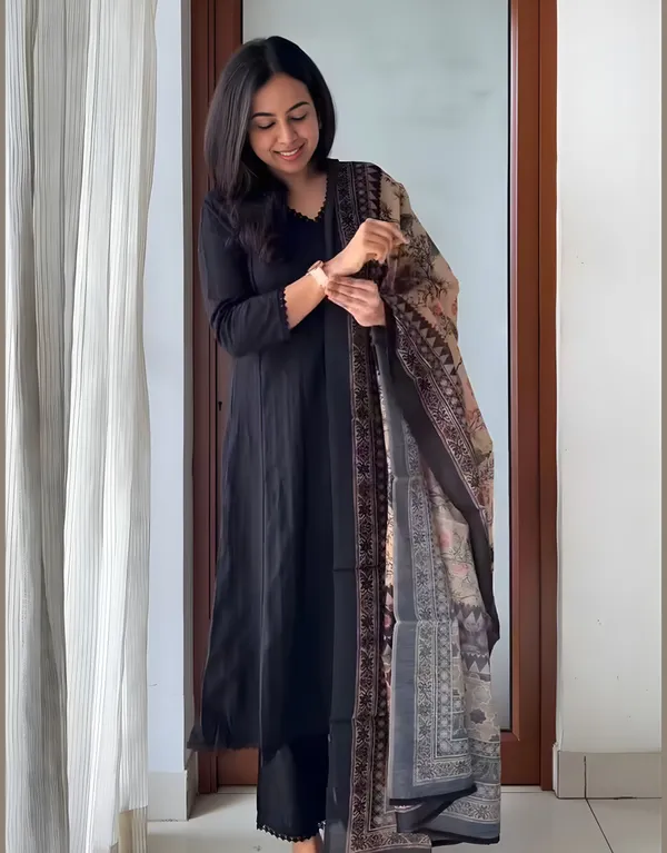 Qayamat_Black_Ethnic_Kurta_Set_with_Designer_Dupatta