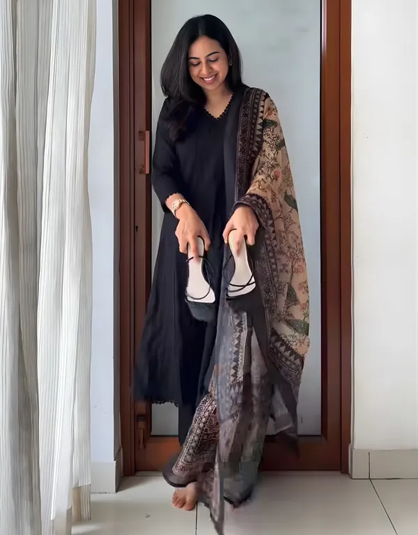 Qayamat_Black_Ethnic_Kurta_Set_with_Designer_Dupatta