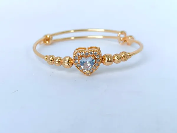 Vedika_Gold_Plated_Anti_Tarnish_Heart_Bracelet