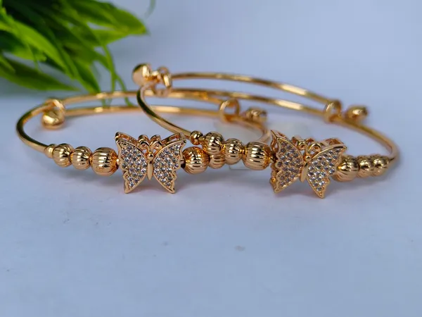 Aarvi_Gold_Plated_Anti_Tarnish_Bracelet