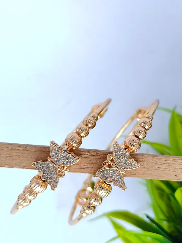 Aarvi_Gold_Plated_Anti_Tarnish_Bracelet