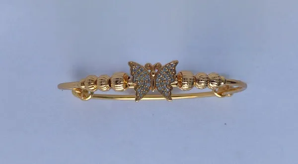 Aarvi_Gold_Plated_Anti_Tarnish_Bracelet