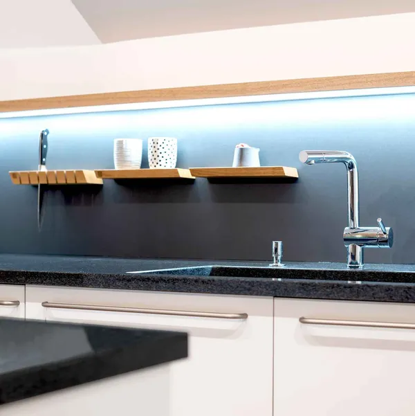 Pine_Knife_Holder_–_Sleek_Wall-Mounted
