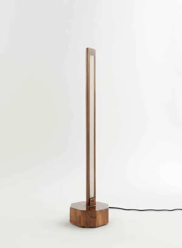 Compact_Wooden_Floor_Lamp_–_Subtle_Charm_With_Small_Rod_Design