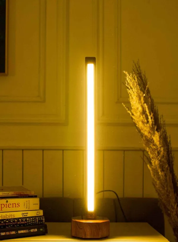 Compact_Wooden_Floor_Lamp_–_Subtle_Charm_With_Small_Rod_Design
