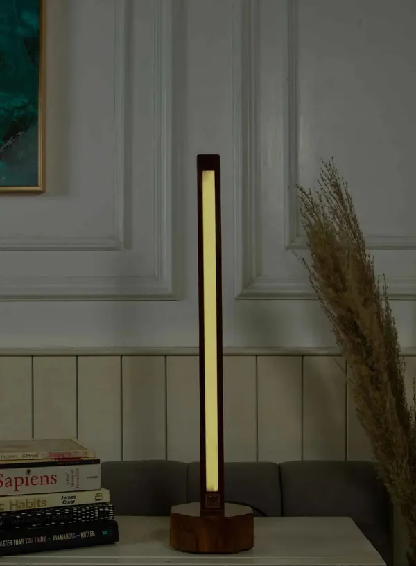 Compact_Wooden_Floor_Lamp_–_Subtle_Charm_With_Small_Rod_Design