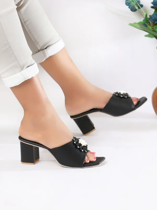 Black_Embellished_Block_Heel_Sandals_For_Women