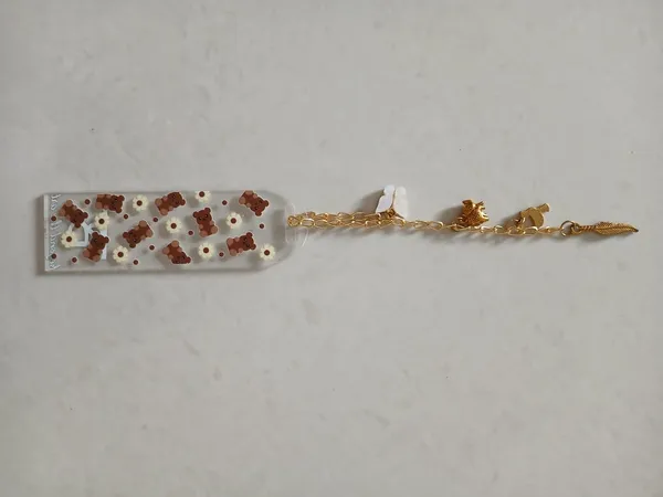 Brown_Bear_&_Daisy_Acrylic_Bookmark