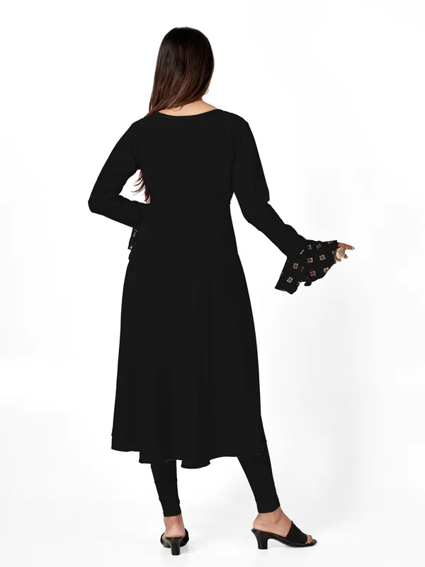 Black_Crepe_Kurti_&_Dupatta_Set_For_Women