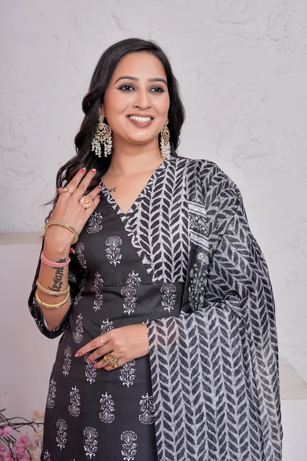 Black__Kurta_Pant_&_Dupatta_For_Women