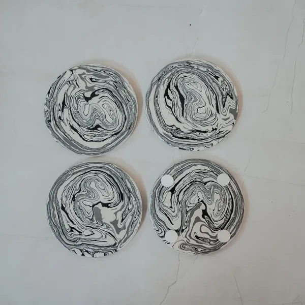 Pack_Of_4_Off_White_&_Black_Rich_Italian_Stone_Coaster_For_Kitchen