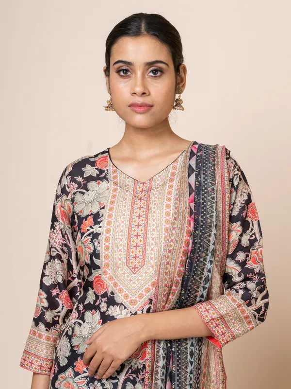 Black_Silk_Printed_Kurta_Set_For_Women