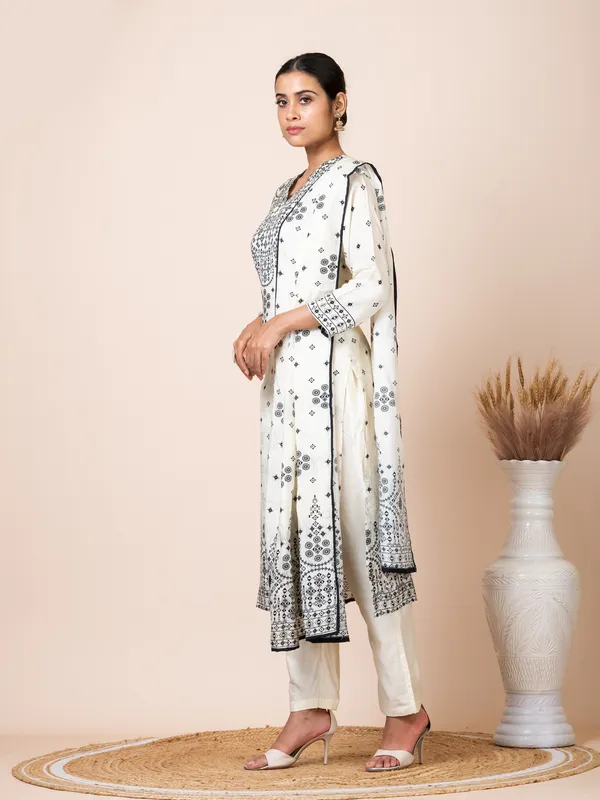 White_Muslin_Printed_Kurta_Set_For_Women