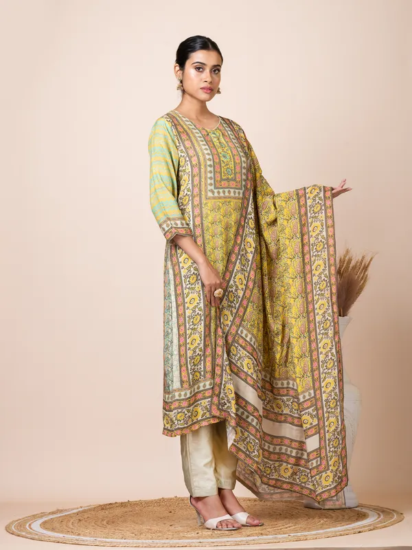 Yellow_Muslin_Printed_Kurta_Set_For_Women