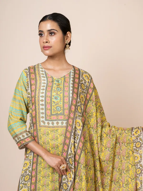 Yellow_Muslin_Printed_Kurta_Set_For_Women