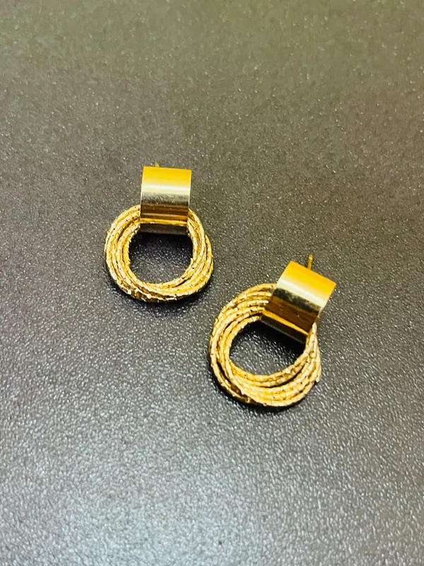 Golden_Modern_Stud_Hoops_Earrings_For_Women