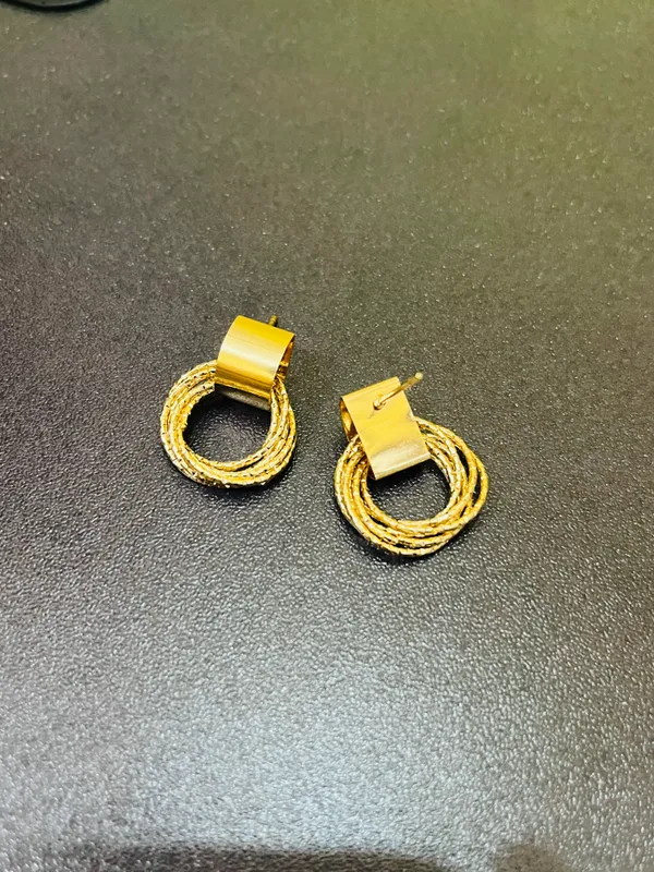 Golden_Modern_Stud_Hoops_Earrings_For_Women