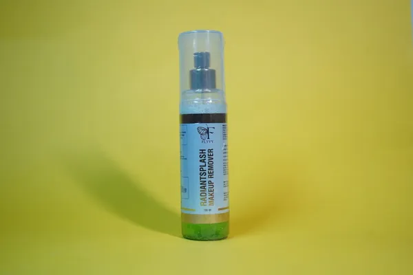 Makeup_Remover_Clears_Oil_And_Dirt,_Prevents_Clogged_Pores