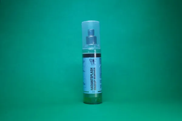 Makeup_Remover_Clears_Oil_And_Dirt,_Prevents_Clogged_Pores