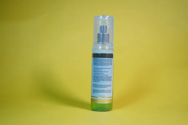 Makeup_Remover_Clears_Oil_And_Dirt,_Prevents_Clogged_Pores