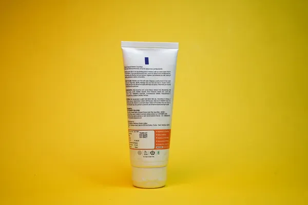 Vitamin_C_Face_Wash_For_Brightens_Skin_&_Reduces_Dark_Spots