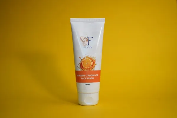 Vitamin_C_Face_Wash_For_Brightens_Skin_&_Reduces_Dark_Spots