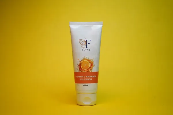 Vitamin_C_Face_Wash_For_Brightens_Skin_&_Reduces_Dark_Spots