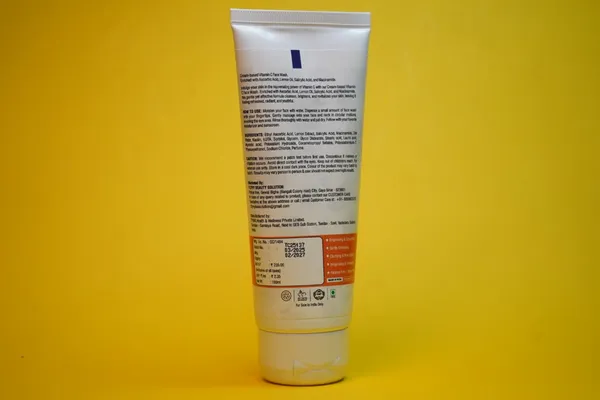 Vitamin_C_Face_Wash_For_Brightens_Skin_&_Reduces_Dark_Spots