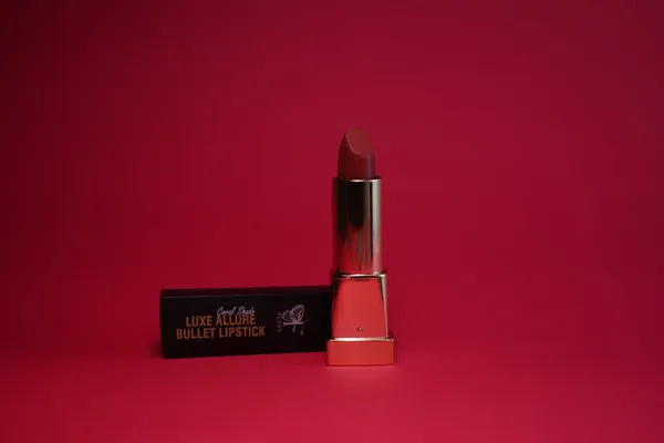 Opulent_Glam_Liquid_Lipstick_(Light_Brown_Shade_)
