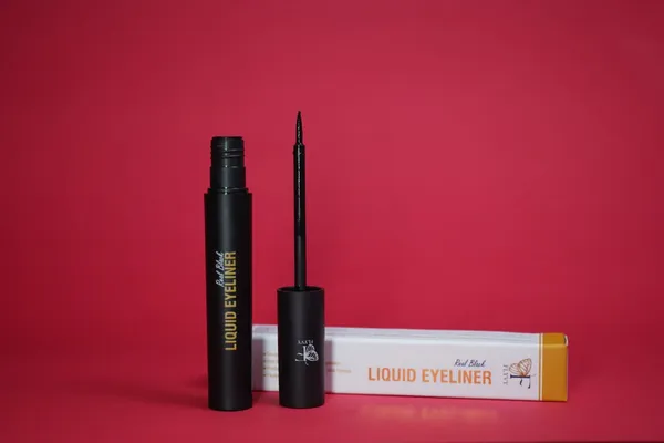 Liquid_Eyeliner_(Black_Shade)