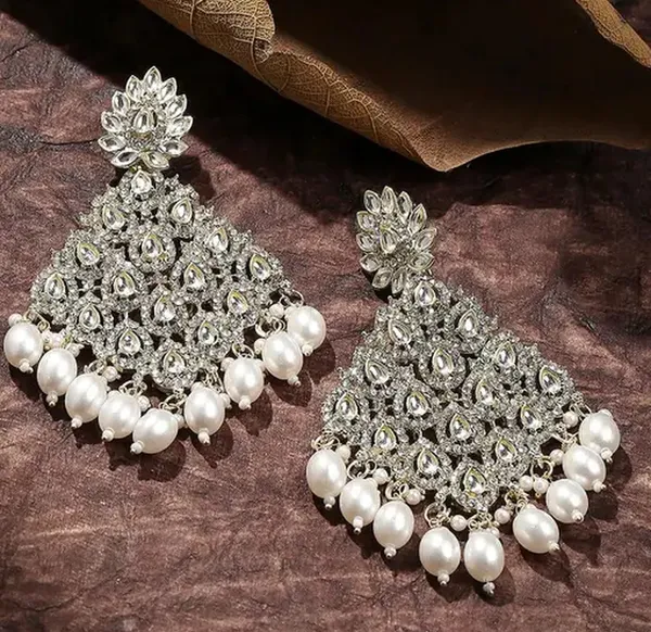 Silver_Elegant_Kundan_Pearl_Chandelier_Earrings