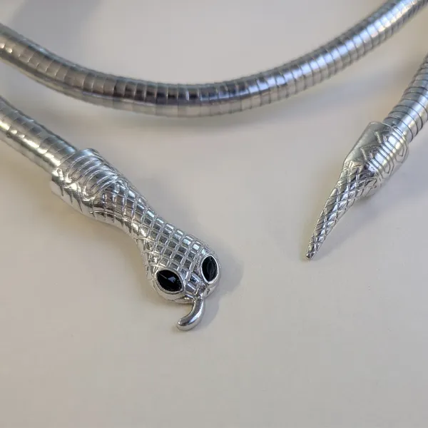 Flexible_Stainless_Steel_Serpent-Style_Chain_For_Women