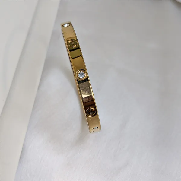 Elegant_Brand_Inspired_Love_Bracelet_with_CZ_Stone_(Anti-Tarnish)