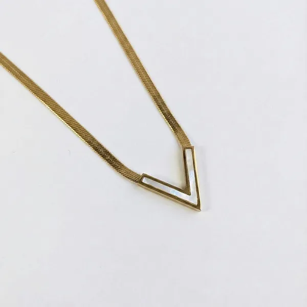 Anti_Tarnish_V_Pendant_in_White
