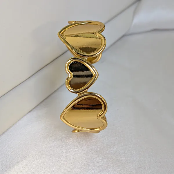 Golden_Heart_Anti_Tarnish_Stainless_Steel_Bracelet_For_Girls_&_Women