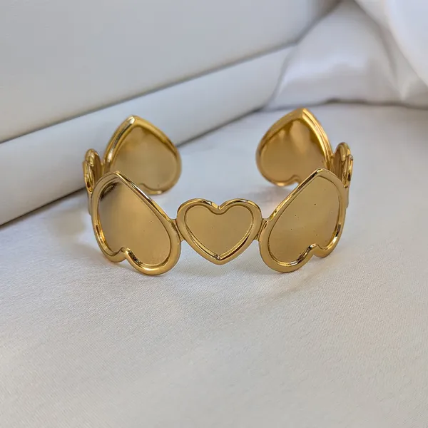 Golden_Heart_Anti_Tarnish_Stainless_Steel_Bracelet_For_Girls_&_Women