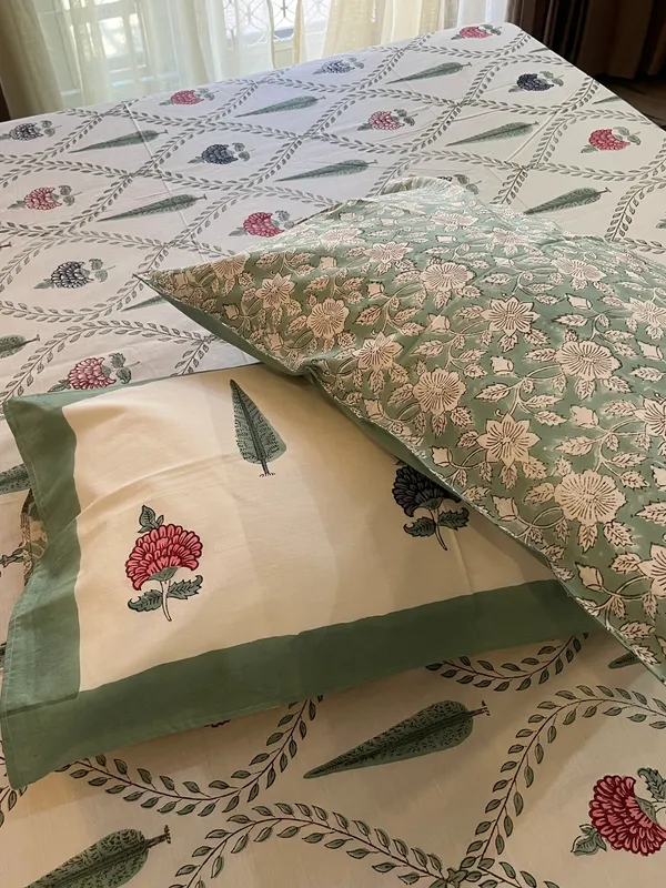 Multicolor_Hastkala_Double_Bed_Sheet_With_Pillows