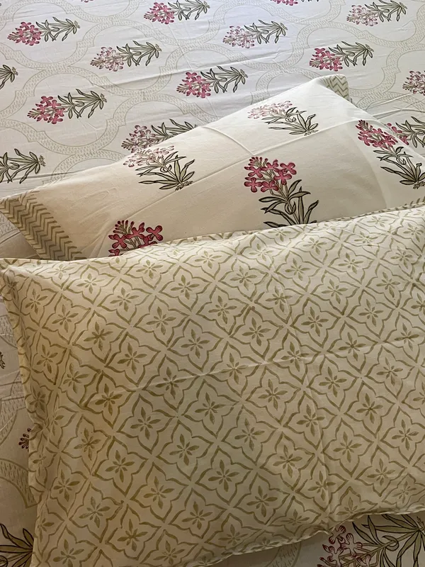 Multicolor_Hastkala_Double_Bed_Sheet_With_Pillows