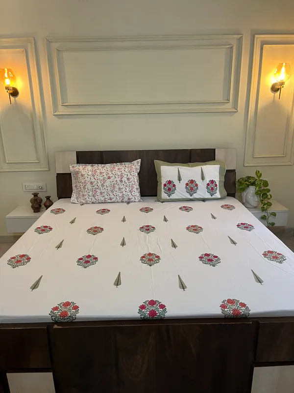 Multicolor_Hastkala_Double_Bed_Sheet_With_Pillows