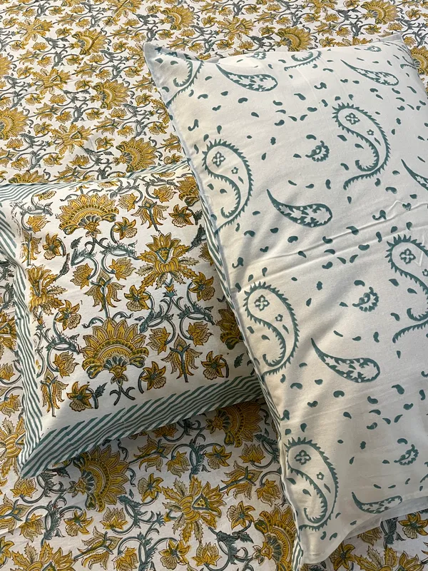 Multicolor_Gulmohar_Double_Bed_Sheet_With_Pillows