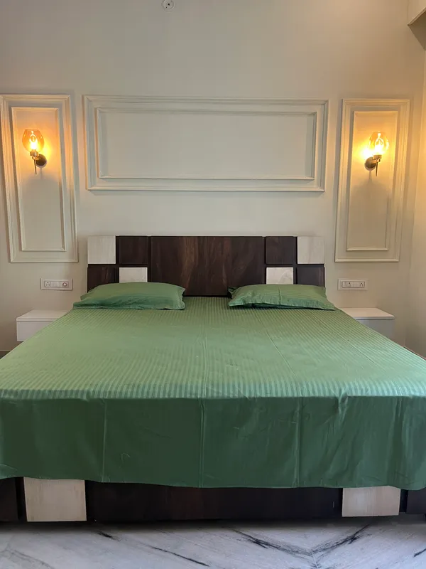 Green_Double_Bed_Sheet_With_Pillows