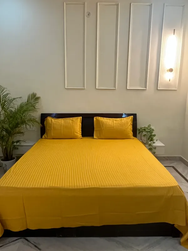 Yellow_Double_Bed_Sheet_With_Pillows