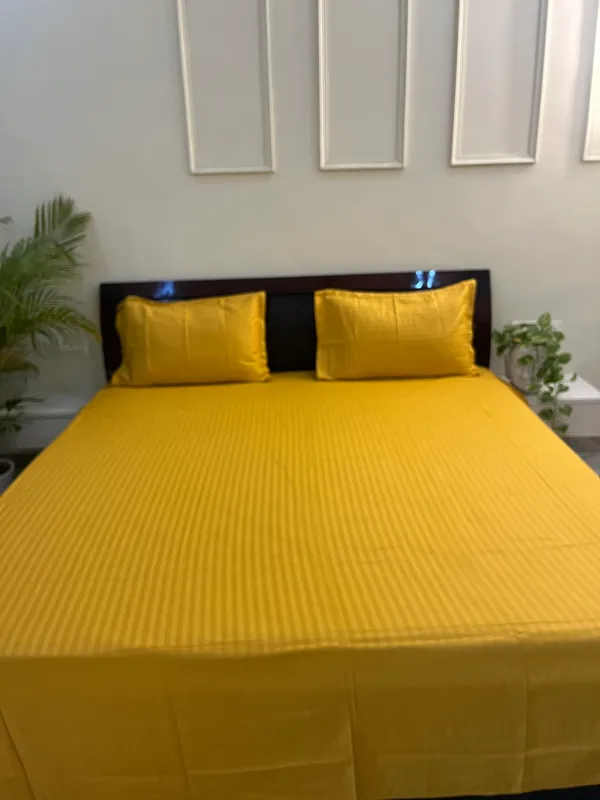 Yellow_Double_Bed_Sheet_With_Pillows