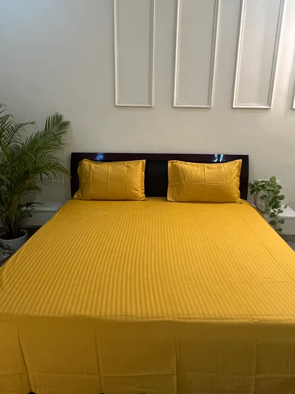 Yellow_Double_Bed_Sheet_With_Pillows