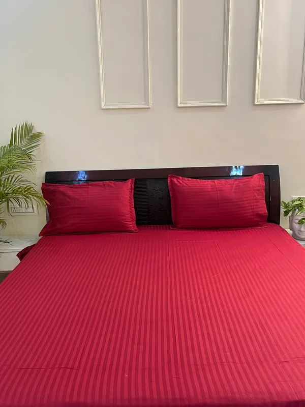 Red_Double_Bed_Sheet_With_Pillows